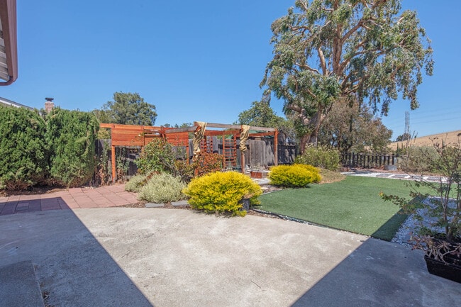 Building Photo - 2225 Mt Whitney Dr
