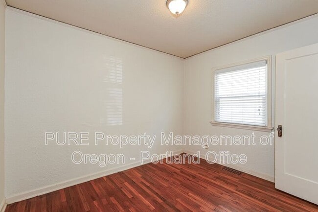 Building Photo - 715 NE 20th Ave