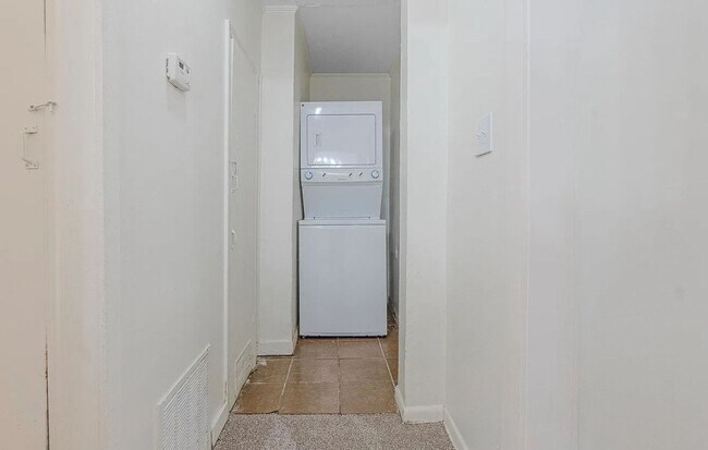 Building Photo - 4 bedroom, 2 bathroom near the University ...