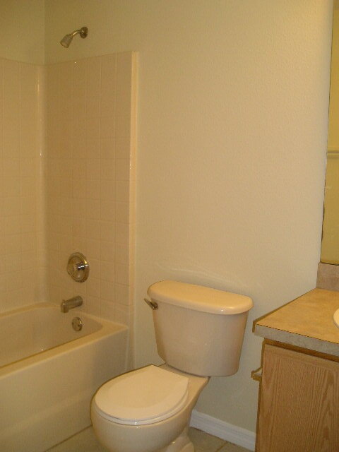 Building Photo - CENTRALLY LOCATED!