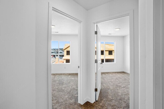 Building Photo - MOVE IN READY! 3 Bedroom townhome in long valley!