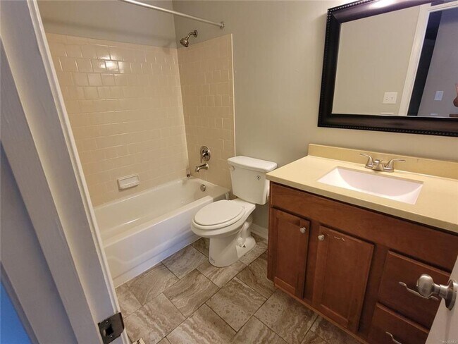 Building Photo - Townhouse off Vaughn Rd