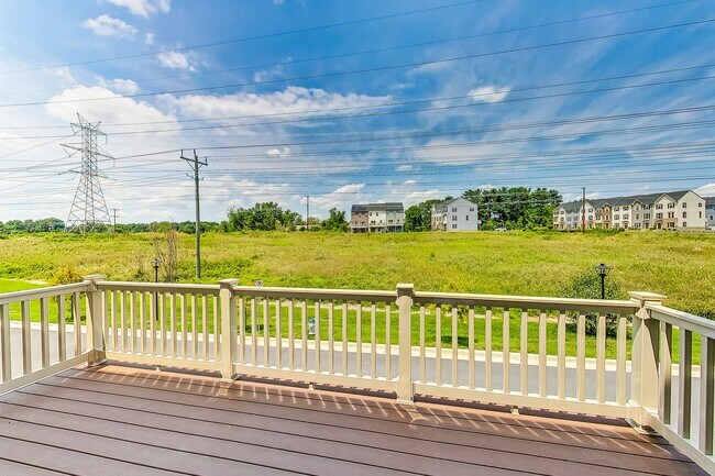 Building Photo - Meticulously Maintained 3 bedroom, 2.5 bat...