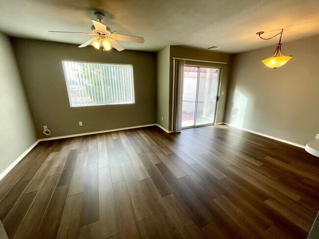 Building Photo - Nice 3 bedroom, 2.5 bathroom home in quiet neighborhood