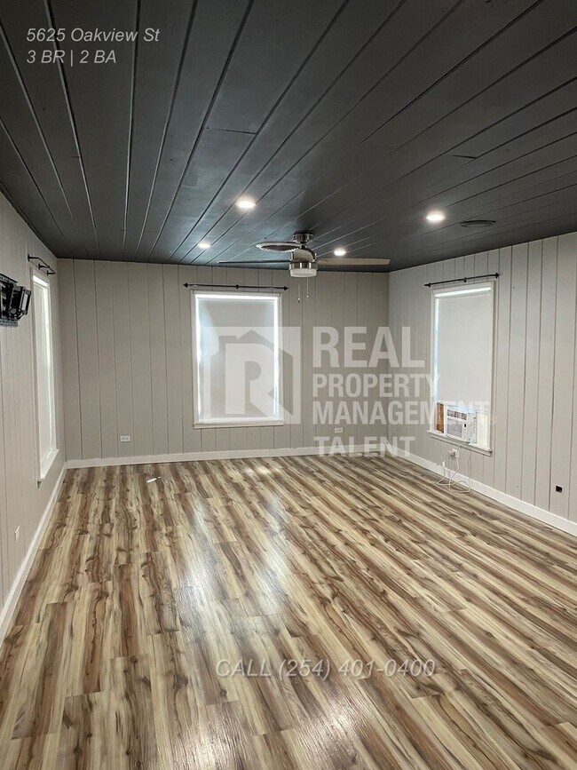 Building Photo - Charming 3/2 bedroom home ready for you to...