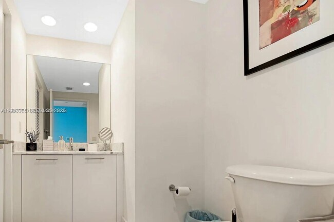 Building Photo - 950 Brickell Bay Dr