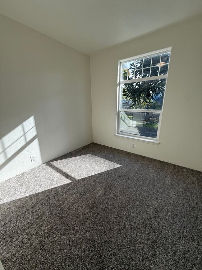 Building Photo - Newly Renovated 3 bed/2 bath manufactured home!