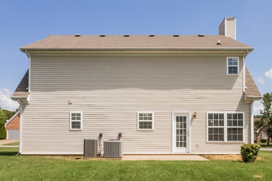 Building Photo - 2211 New Port Dr