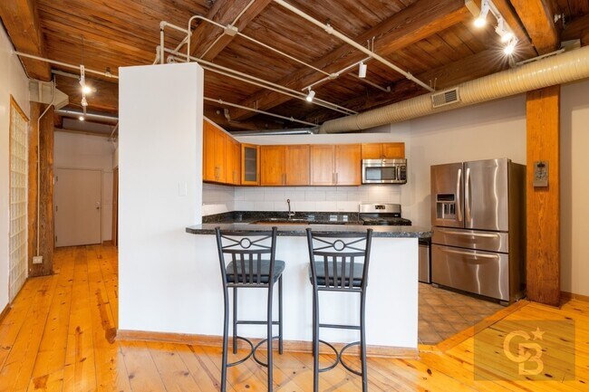 Building Photo - 913 W Van Buren St