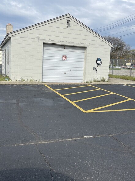 Building Photo - 18375 Mesle St