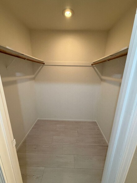 Building Photo - 615 Oriole Ave