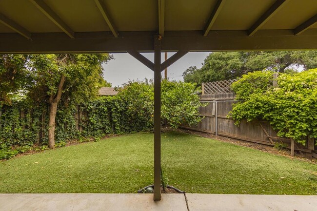 Building Photo - 325 El Conejo Dr