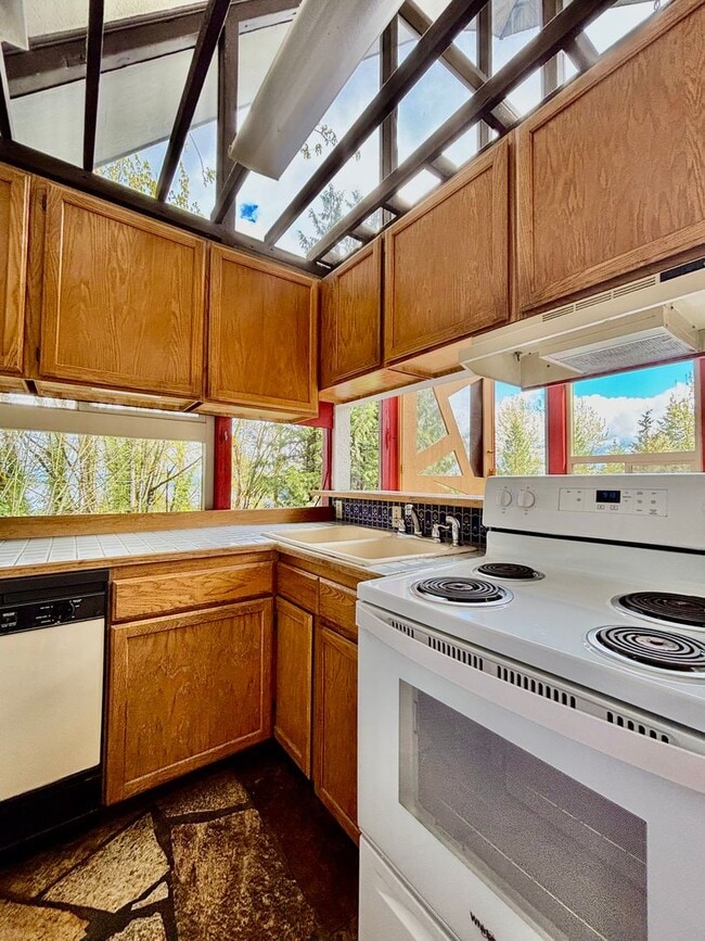 Building Photo - 2 Bed / 2 Bath Lakeview Bellevue cottage $2,995/month