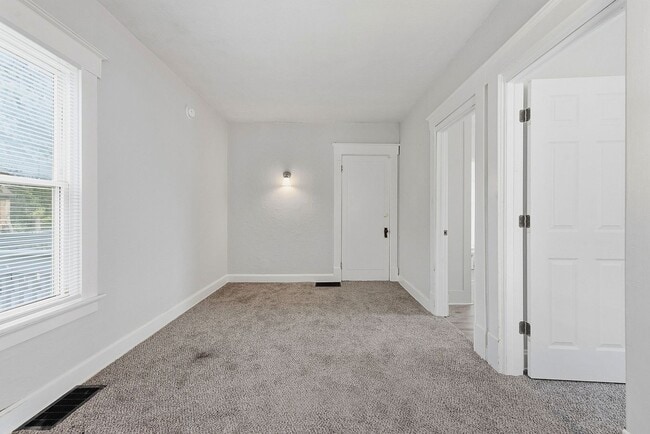Building Photo - CHEVIOT: Charming 4 bed 2.5 bath 1 car detached garage