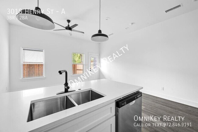 Building Photo - 3018 Henry St
