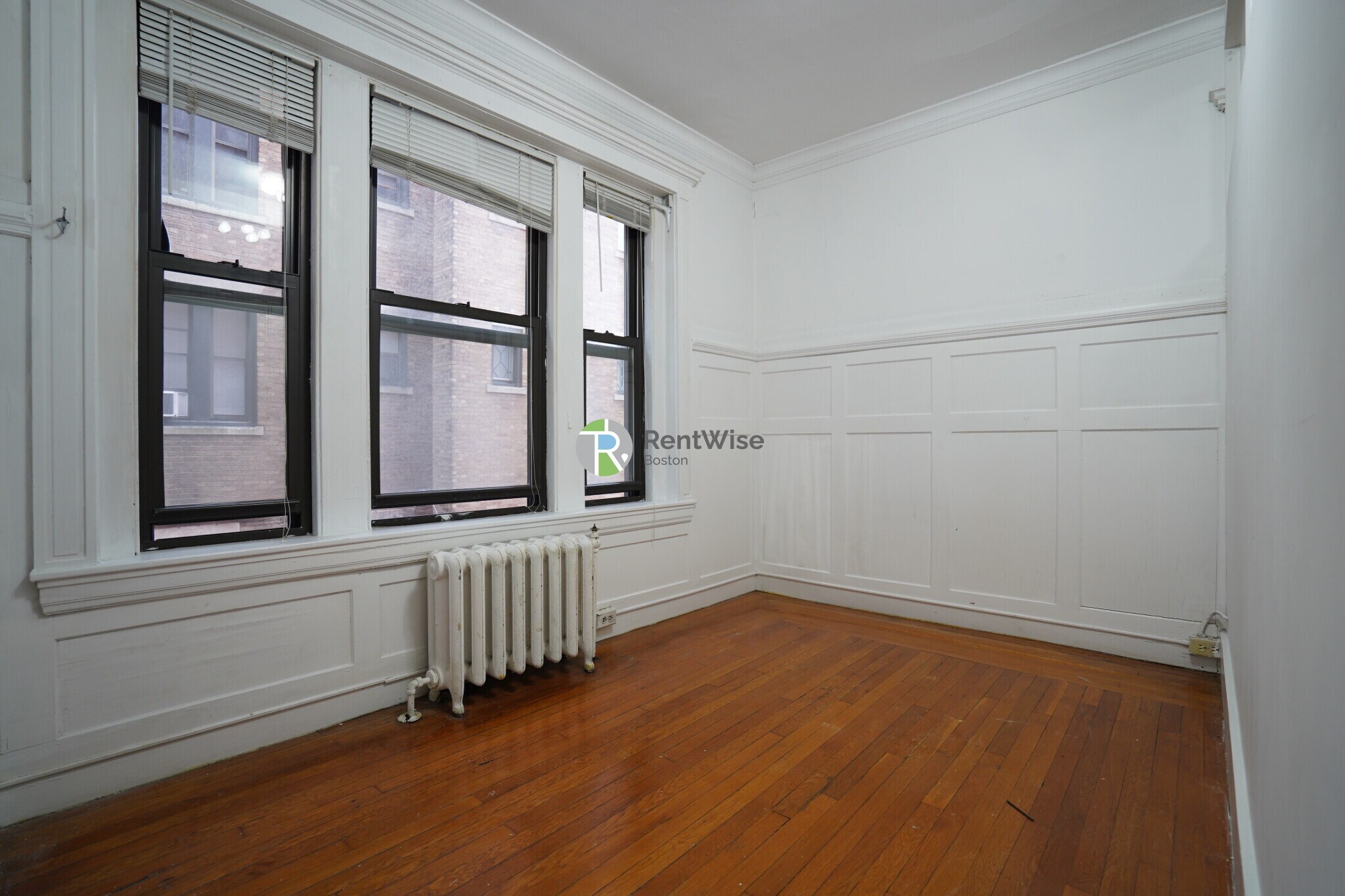 Building Photo - 452 Park Dr