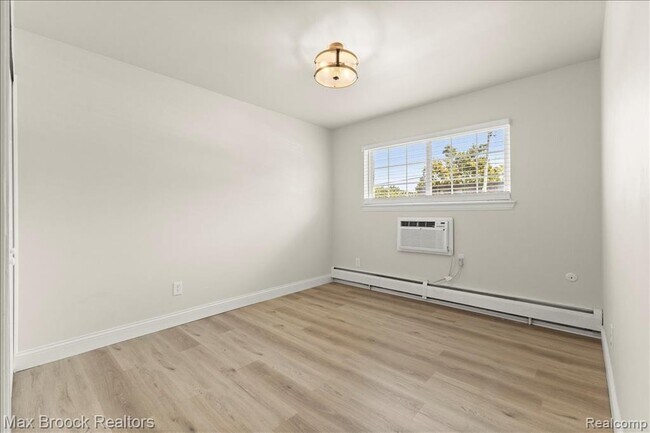 Building Photo - 2425 Torquay Ave