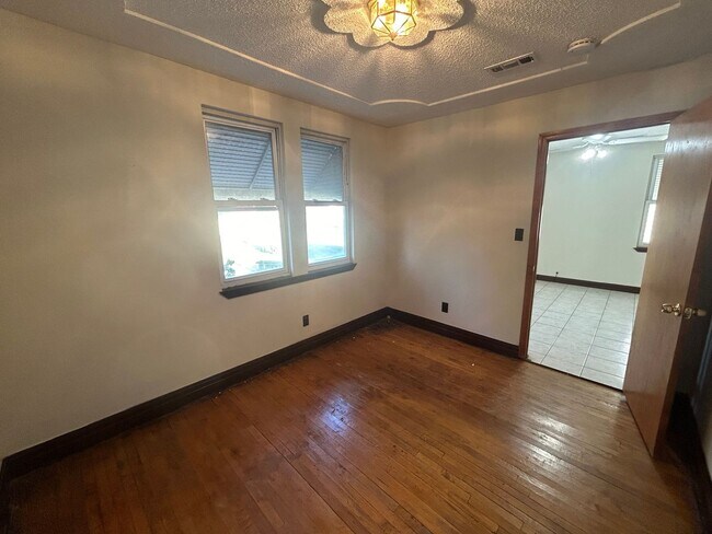 Building Photo - 5827 Lumley St