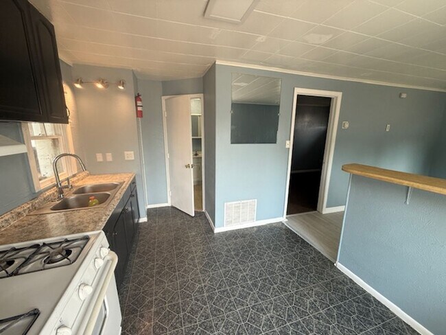 Building Photo - ONE BEDROOM HALF DUPLEX
