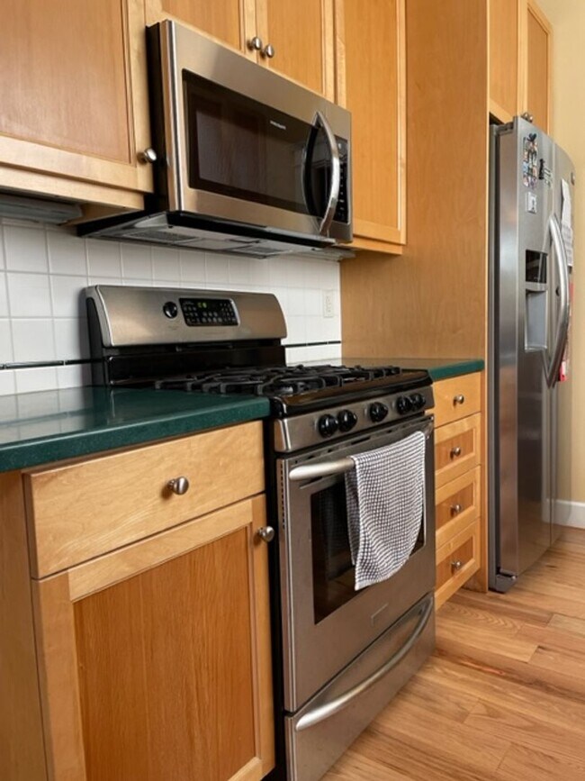 Building Photo - Spring Semester Furnished House!