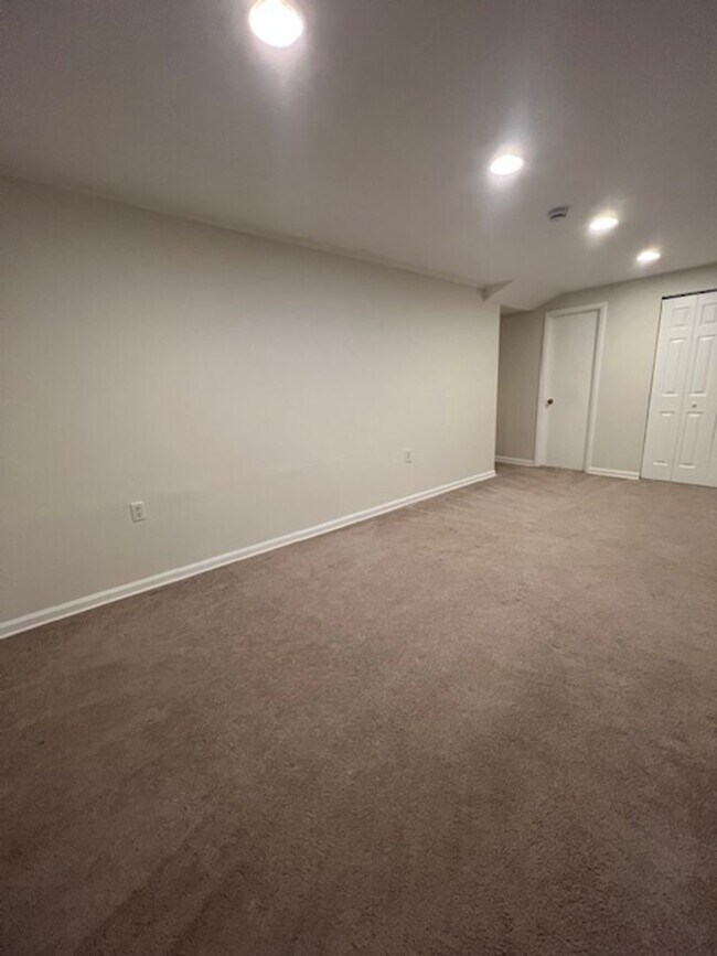 Building Photo - CHARMING TOWNHOME LOCATED IN HIGHLAND HALL...