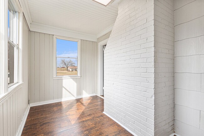 Building Photo - 701 9th Ave S