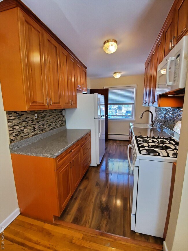 Building Photo - 60-46 69th Pl