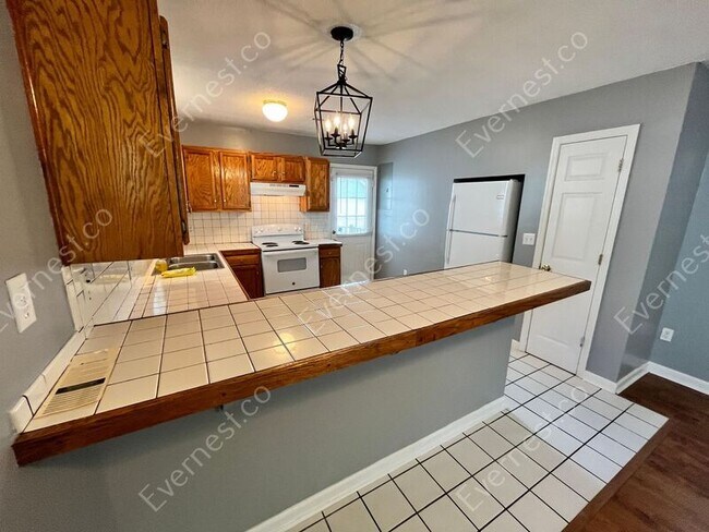 Building Photo - 903 Gordon St