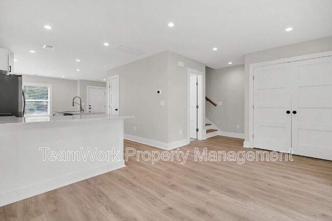 Building Photo - 1752 Skinner Ave