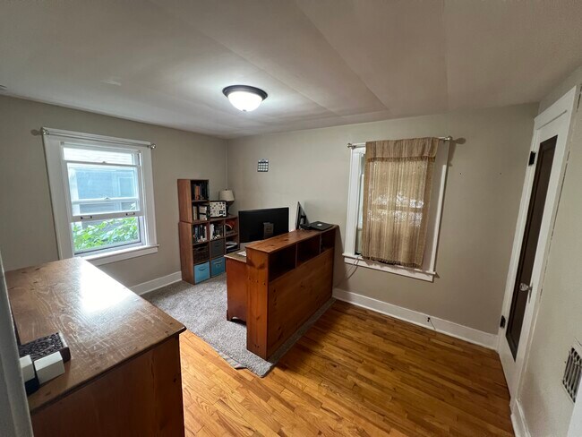 Building Photo - 1300 W Barnes Ave