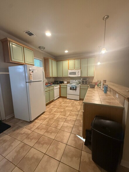 Building Photo - 2405 Brightside Dr