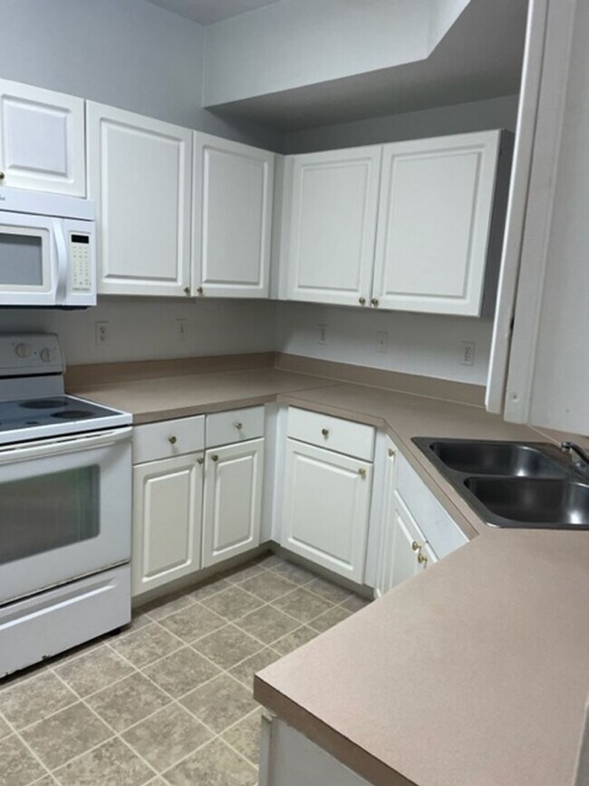 Building Photo - Luxury property. One bedroom condo
