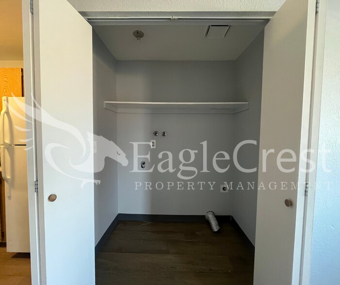 Building Photo - 320NEC