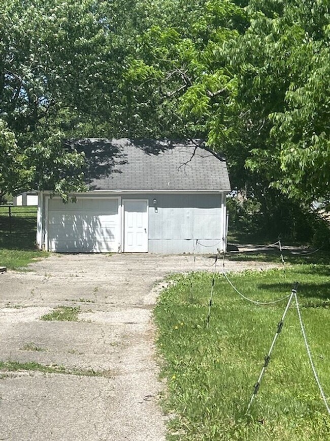 Building Photo - Country Living in Fayette County           20260515