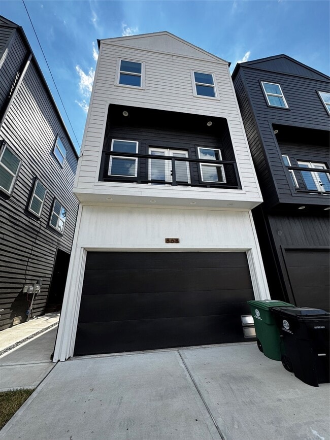 Building Photo - 868 E 35th St