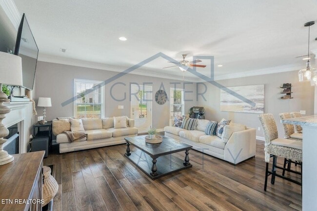 Building Photo - 129 Hackberry St