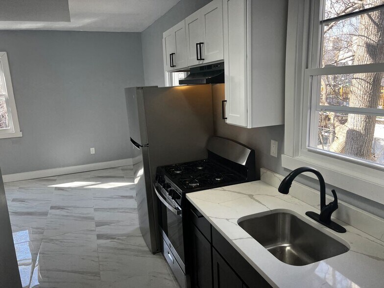 Building Photo - 237-239 South 7th Street, 2R