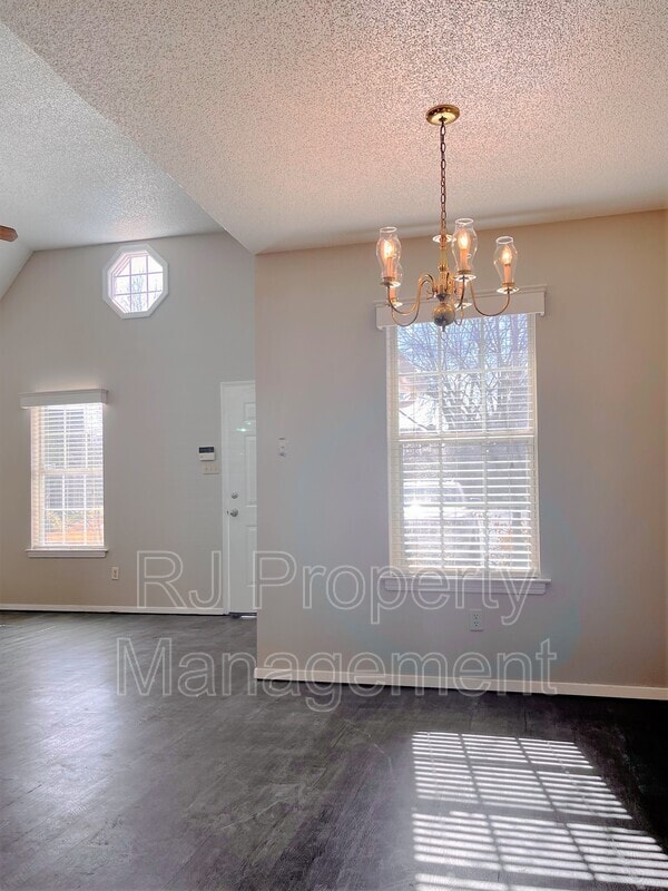 Building Photo - 8226 Town N Country Dr