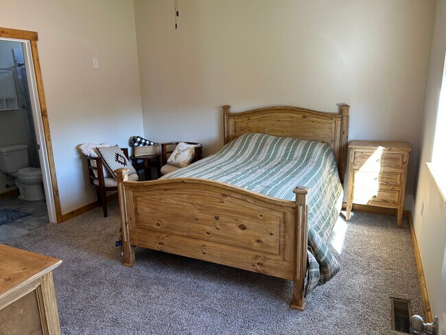 Building Photo - 351 W Buttercup Way
