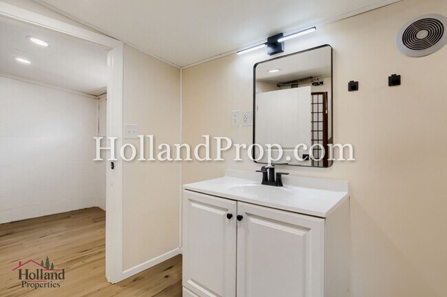 Building Photo - Welcome Home to Your Perfect Hillsboro Retreat!