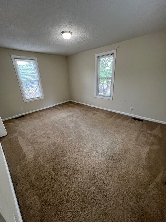 Building Photo - 326 Mayflower Ave