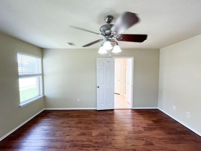 Building Photo - Available NOW!!!! Open floor plan features...