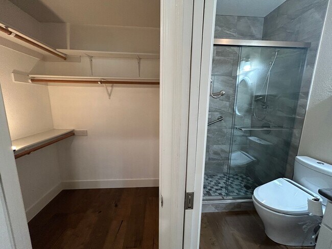 Building Photo - Beautiful 2 Bed, 2 Bath Single Story Condo...