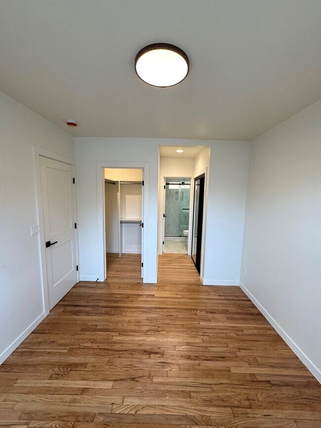 Building Photo - Remodeled Midtown Apartment- Private Washer/Dryer +AC!!