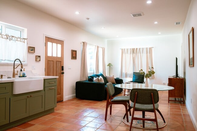 Building Photo - Contemporary New home in Monrovia