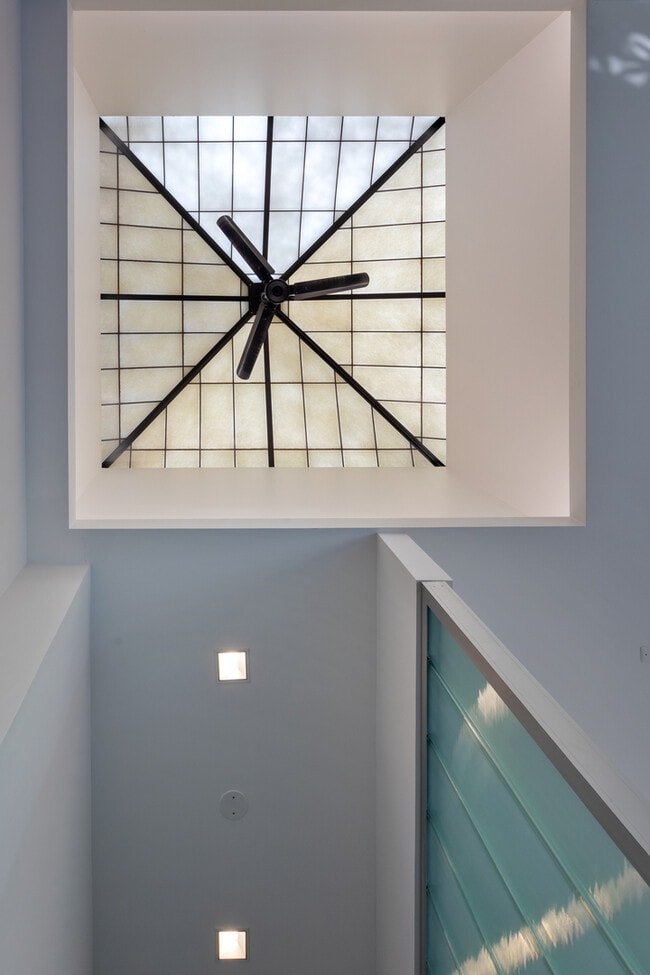 Building Photo - 1019 N Wolcott Ave