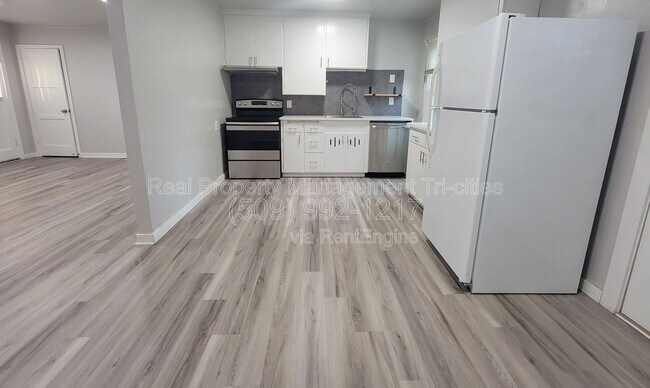 Building Photo - 400/402 Barth Ave