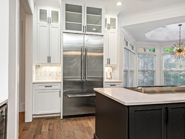 Building Photo - Beautifully built, renovated home boasts 5 BD, 5 BT, providing ample space for a growing family a...