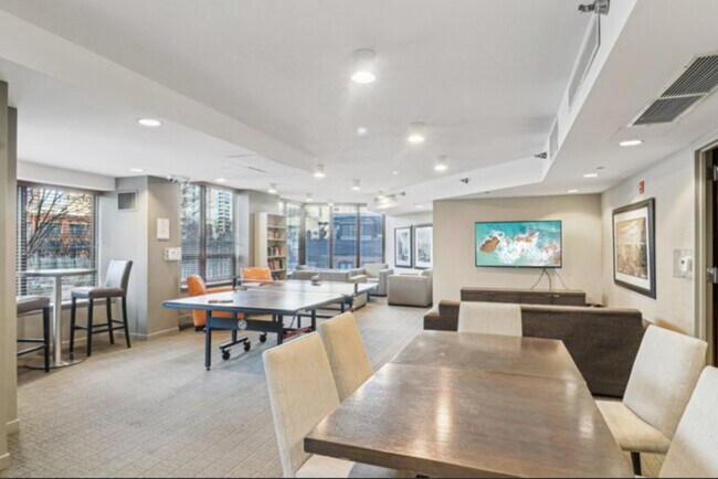 Building Photo - 400 N La Salle Dr