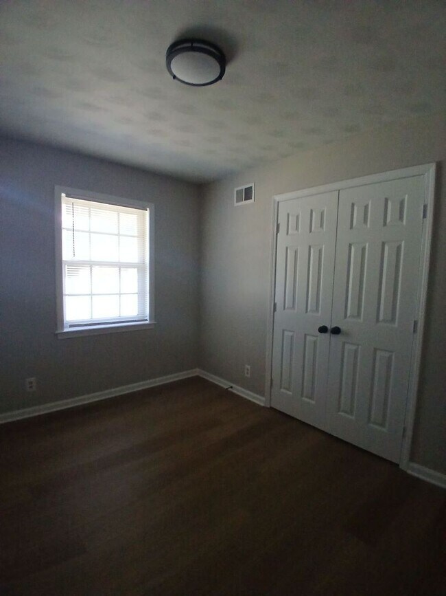 Building Photo - Newly Renovated 3 bedroom 1.5 bathroom in ...